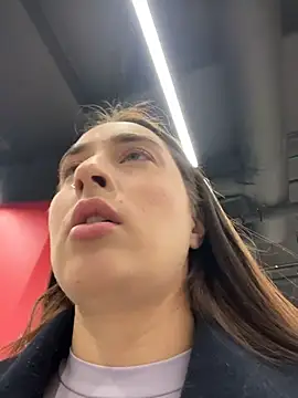 Snapshot of Holly_Play chatting on November 16, 2025, 12:11 pm Holly Play online show from November 16, 2025, 12:11 pm