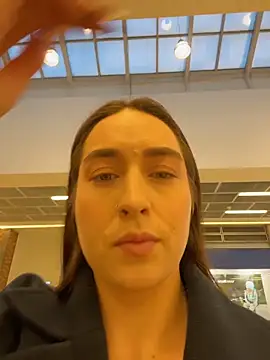 Snapshot of Holly_Play chatting on November 21, 2025, 12:04 pm Holly Play online show from November 21, 2025, 12:04 pm