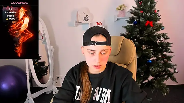 Snapshot of Dolly__Queen_ chatting on December 16, 2024, 8:16 pm Dolly Queen online show from December 16, 2024, 8:16 pm