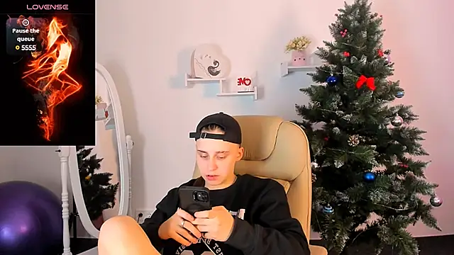 Snapshot of Dolly__Queen_ chatting on December 17, 2024, 2:33 am Dolly Queen online show from December 17, 2024, 2:33 am