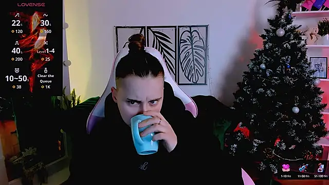 Snapshot of Dolly__Queen_ chatting on January 13, 2025, 8:15 pm Dolly Queen online show from January 13, 2025, 8:15 pm