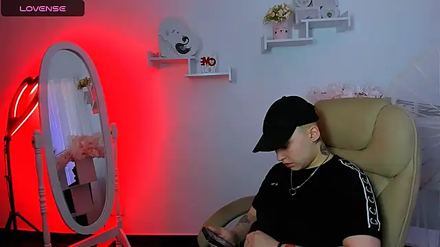 Snapshot of Dolly__Queen_ chatting on February 15, 2025, 12:48 am Dolly Queen online show from February 15, 2025, 12:48 am