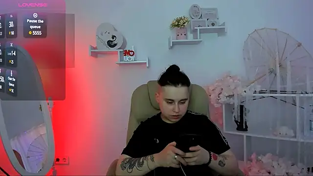 Snapshot of Dolly__Queen_ chatting on March 7, 2025, 11:27 pm Dolly Queen online show from March 7, 2025, 11:27 pm