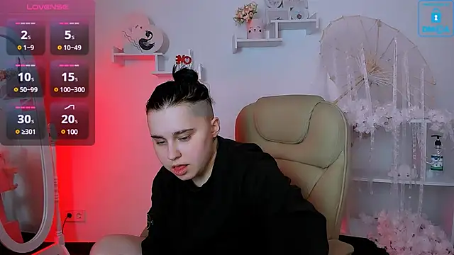 Snapshot of Dolly__Queen_ chatting on March 18, 2025, 6:15 pm Dolly Queen online show from March 18, 2025, 6:15 pm