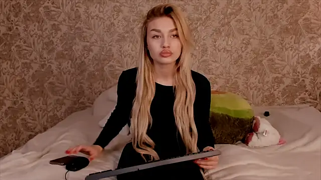 Ella Milla online show from March 11, 2025, 10:18 am