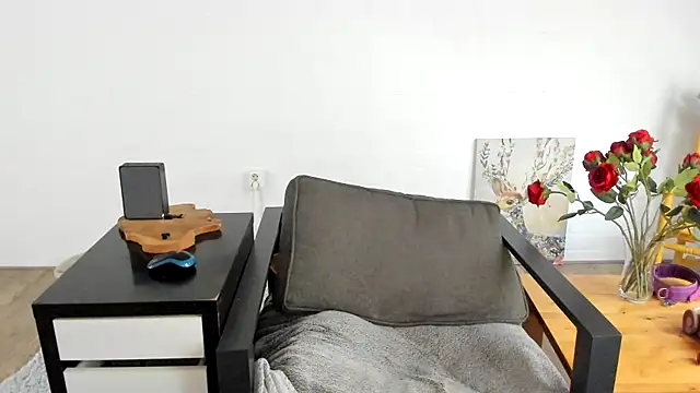 MendiPetite online show from October 19, 2025, 8:48 am