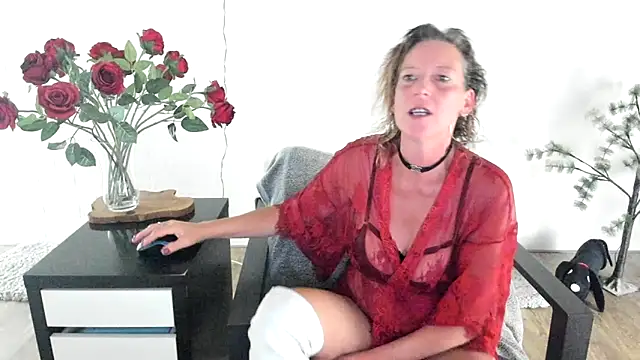 MendiPetite online show from May 10, 2026, 7:52 pm