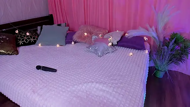 Snapshot of Miss_Elia chatting on December 17, 2024, 5:15 pm Miss Elia online show from December 17, 2024, 5:15 pm