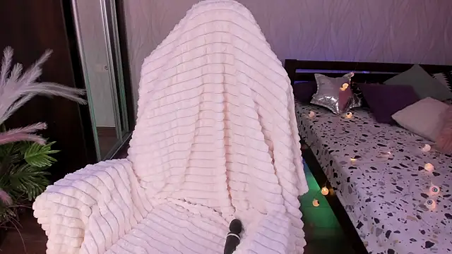 Snapshot of Miss_Elia chatting on December 18, 2024, 4:28 pm Miss Elia online show from December 18, 2024, 4:28 pm