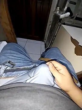 Snapshot of Whiper2024 chatting on December 19, 2025, 6:37 pm Whiper2024 online show from December 19, 2025, 6:37 pm