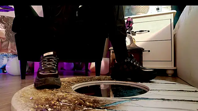 Snapshot of FeetVibe chatting on December 17, 2025, 8:53 am FeetVibe online show from December 17, 2025, 8:53 am