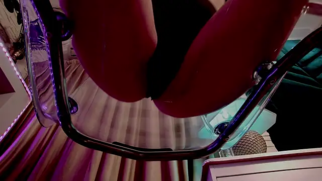 Snapshot of FeetVibe chatting on January 6, 2026, 8:18 am FeetVibe online show from January 6, 2026, 8:18 am