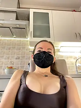 Snapshot of MilfeaN chatting on November 5, 2025, 8:14 am MilfeaN online show from November 5, 2025, 8:14 am