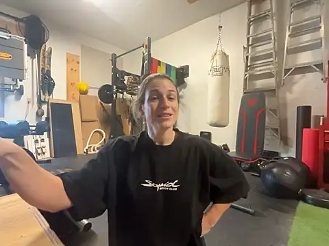 Snapshot of MissSwitch chatting on December 3, 2024, 6:06 pm MissSwitch online show from December 3, 2024, 6:06 pm