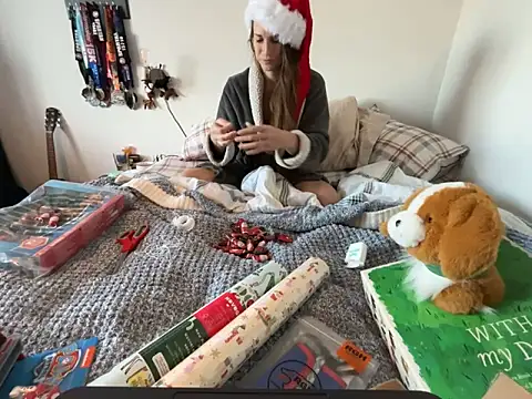 Snapshot of MissSwitch chatting on December 23, 2024, 1:45 pm MissSwitch online show from December 23, 2024, 1:45 pm