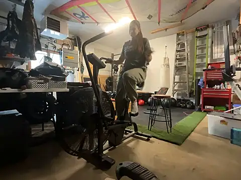 Snapshot of MissSwitch chatting on January 6, 2025, 5:27 pm MissSwitch online show from January 6, 2025, 5:27 pm