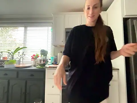 Snapshot of MissSwitch chatting on November 1, 2025, 3:03 pm MissSwitch online show from November 1, 2025, 3:03 pm