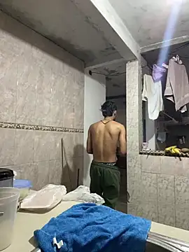 Snapshot of Rouuus12 chatting on February 4, 2026, 12:33 pm Rouuus12 online show from February 4, 2026, 12:33 pm