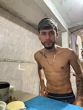 Snapshot of Rouuus12 chatting on February 7, 2026, 12:42 pm Rouuus12 online show from February 7, 2026, 12:42 pm