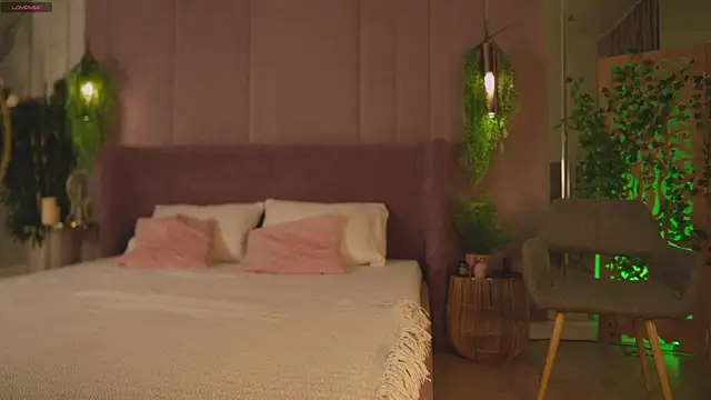 Smiley Mia online show from November 29, 2025, 5:10 am