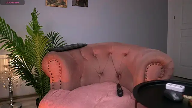 Snapshot of SerenaGrantt chatting on October 25, 2025, 6:24 pm SerenaGrantt online show from October 25, 2025, 6:24 pm