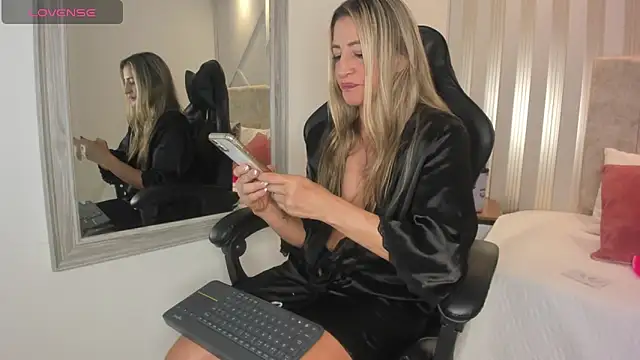 Snapshot of Tayra_Pradit chatting on January 30, 2025, 1:11 am Tayra Pradit online show from January 30, 2025, 1:11 am