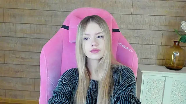 MilanaBalmain online show from October 4, 2025, 4:21 am