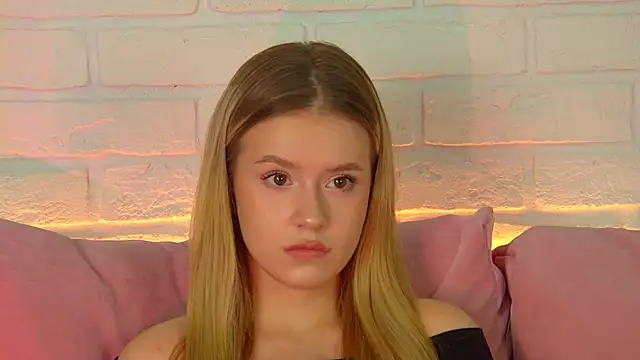 MilanaBalmain online show from October 22, 2025, 4:07 pm