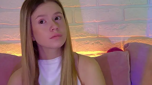 MilanaBalmain online show from November 17, 2025, 4:51 am