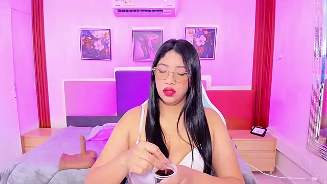 Snapshot of estrella_bigboobs14 chatting on December 16, 2025, 10:31 am estrella bigboobs14 online show from December 16, 2025, 10:31 am