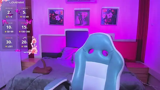 Snapshot of estrella_bigboobs14 chatting on December 19, 2025, 10:00 am estrella bigboobs14 online show from December 19, 2025, 10:00 am