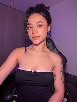 Crystal Dluna online show from November 3, 2025, 3:57 pm