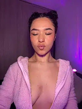 Crystal Dluna online show from November 13, 2025, 5:45 pm