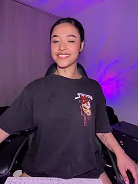 Crystal Dluna online show from November 14, 2025, 5:33 pm