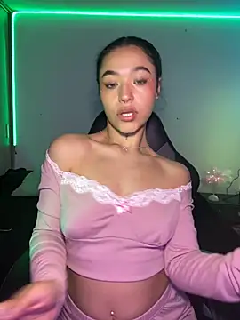 Crystal Dluna online show from December 5, 2025, 4:03 pm