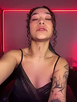 Crystal Dluna online show from December 22, 2025, 3:20 pm