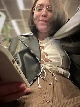 Snapshot of meow_girl chatting on January 8, 2025, 3:17 pm meow girl online show from January 8, 2025, 3:17 pm