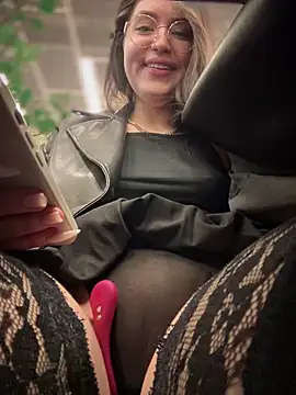 Snapshot of meow_girl chatting on March 3, 2025, 1:09 pm meow girl online show from March 3, 2025, 1:09 pm