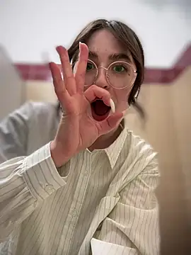 Snapshot of meow_girl chatting on March 8, 2025, 10:11 am meow girl online show from March 8, 2025, 10:11 am