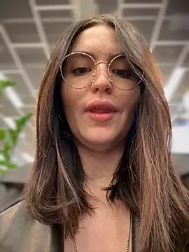 Snapshot of meow_girl chatting on October 19, 2025, 10:05 am meow girl online show from October 19, 2025, 10:05 am