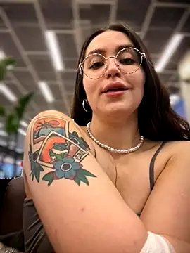 Snapshot of meow_girl chatting on December 3, 2025, 7:27 am meow girl online show from December 3, 2025, 7:27 am