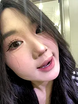 xyebobs online show from December 2, 2025, 2:01 pm