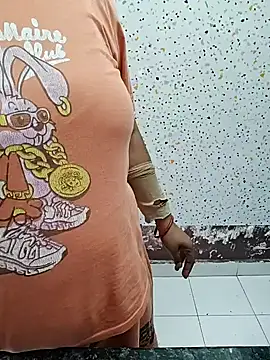 Snapshot of milf-kaira chatting on January 15, 2025, 4:04 am milf-kaira online show from January 15, 2025, 4:04 am