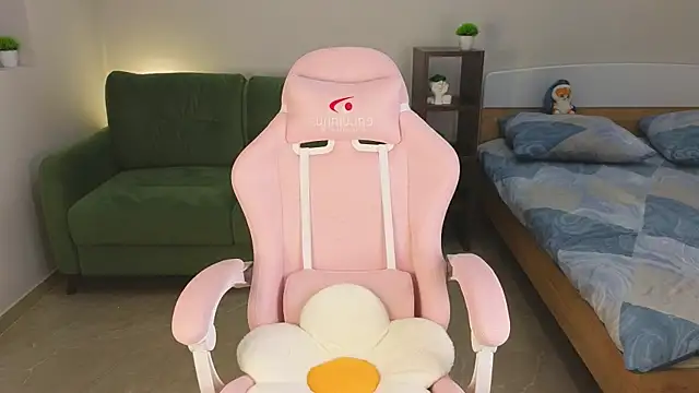 Snapshot of Eveleen_Soleen chatting on December 22, 2024, 9:53 pm Eveleen Soleen online show from December 22, 2024, 9:53 pm