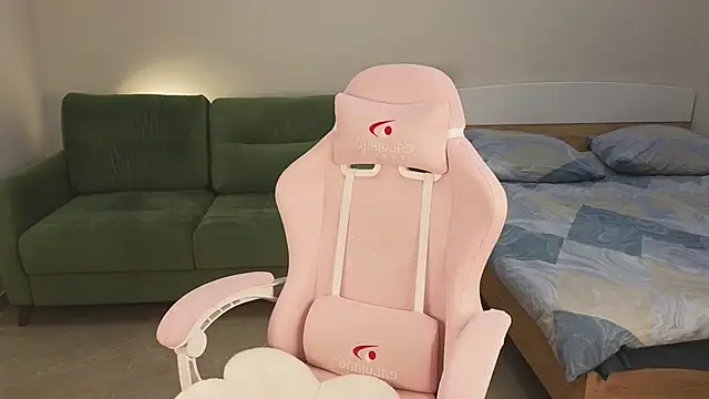 Snapshot of Eveleen_Soleen chatting on February 9, 2025, 10:21 pm Eveleen Soleen online show from February 9, 2025, 10:21 pm