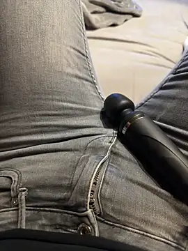 Ana-05 online show from October 16, 2025, 6:09 pm