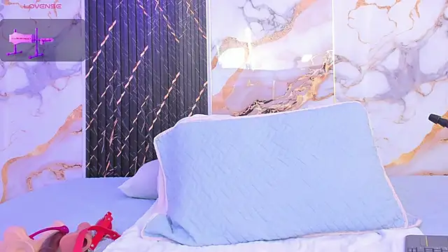 Alyson-a online show from December 19, 2025, 12:23 pm