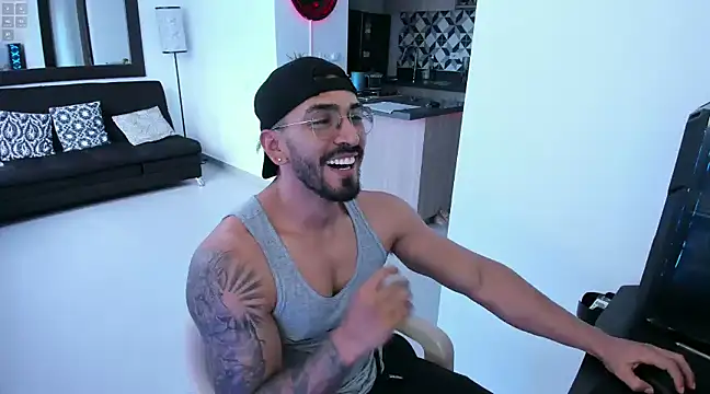 Snapshot of tony_muscle chatting on January 16, 2025, 10:02 pm tony muscle online show from January 16, 2025, 10:02 pm