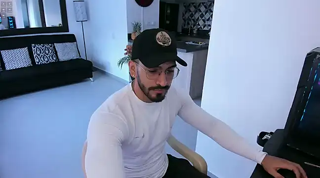 Snapshot of tony_muscle chatting on January 17, 2025, 9:39 pm tony muscle online show from January 17, 2025, 9:39 pm