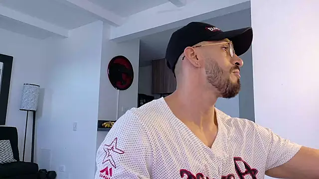 Snapshot of tony_muscle chatting on October 20, 2025, 9:26 pm tony muscle online show from October 20, 2025, 9:26 pm